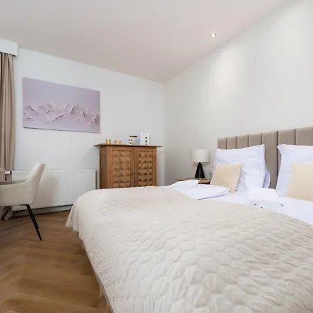 Lola 5 Apartment *