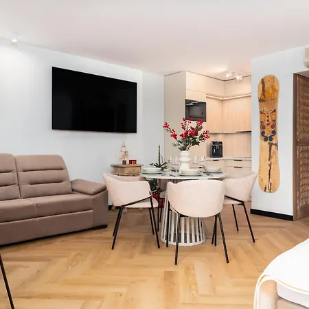Lola 5 Apartment